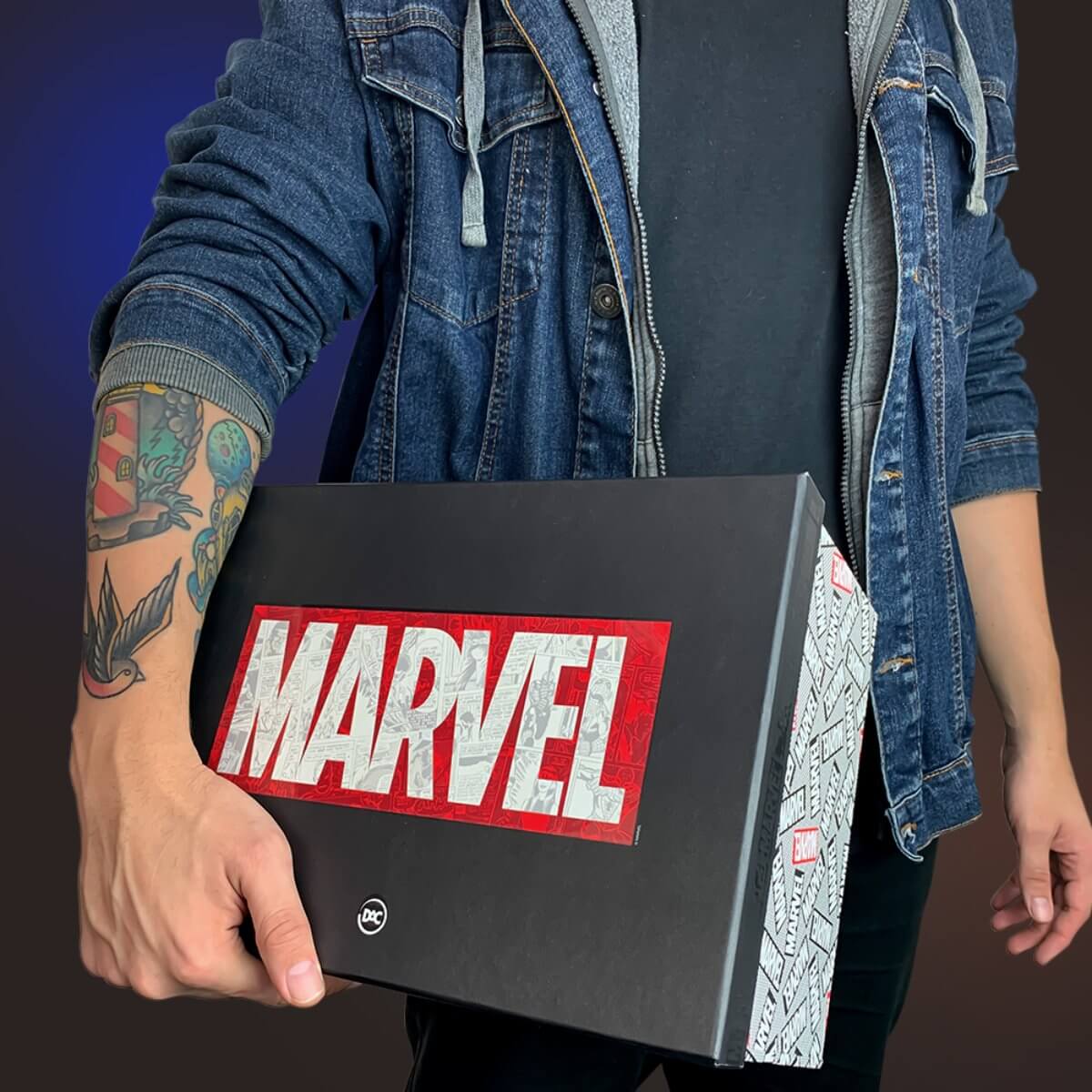 Homem segurando debaixo do braço a caixa organizadora Marvel com as logos estampadas
