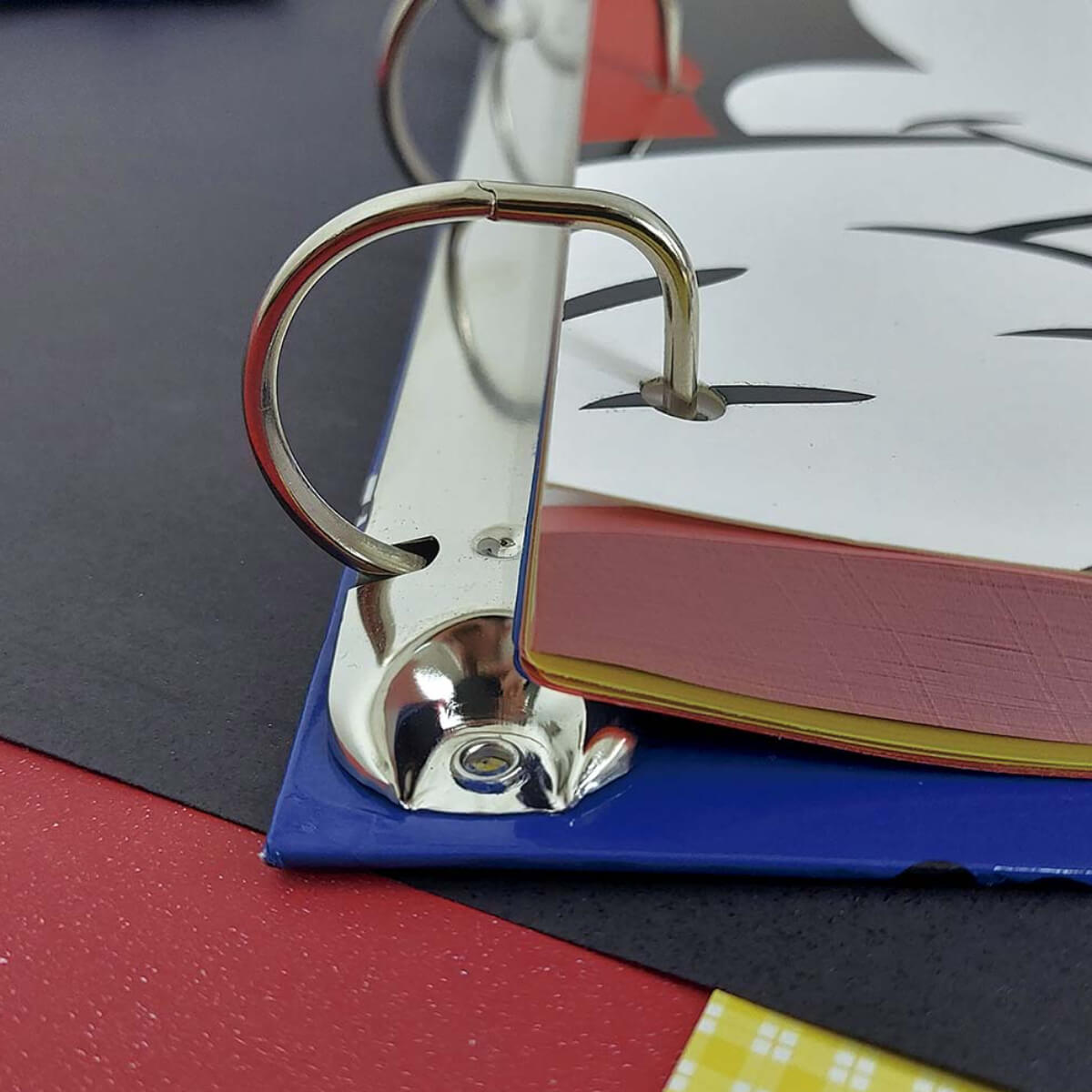 Fichário Universitário com elástico Mickey_detalhe argola
