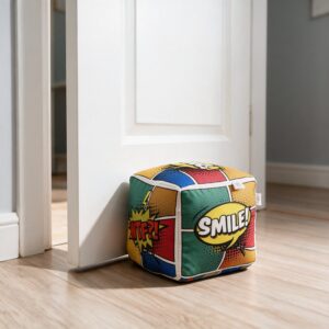 Peso de porta cubo pop art segurando porta branca aberta