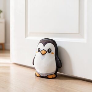 Peso de porta pinguim kawaii segurando porta branca aberta