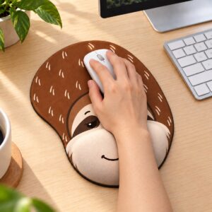 Mão utilizando o mouse pad Preguiça Face Kawaii em uma mesa, com apoio de pulso integrado.