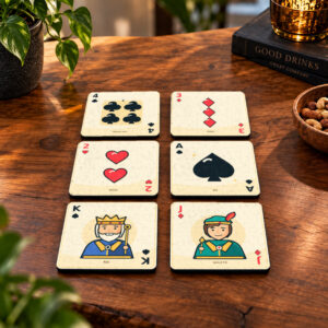 Seis porta-copos Truco Geek Vip organizados sobre uma mesa de madeira