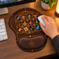 Mouse Pad Ergonômico Divertido - Inventário do Errante — mesa com mão