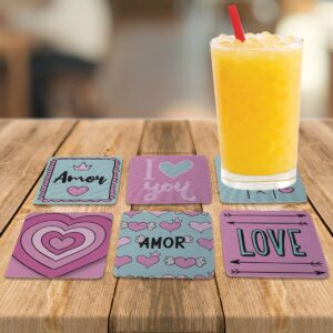 Kit de seis porta-copos Amor Love em uso sobre mesa de madeira com copo