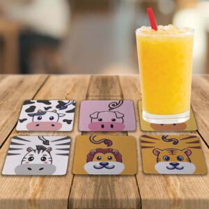 Kit de seis porta-copos Bichos Kawaii em uso sobre mesa de madeira com copo