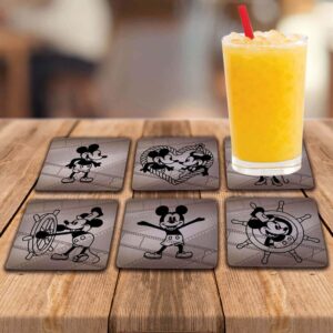 Kit de seis porta-copos Steamboat Willie em uso sobre mesa de madeira com copo