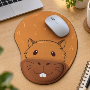 Mouse pad ergonômico Capivara Fofa Kawaii em uso com mouse sobre mesa de madeira