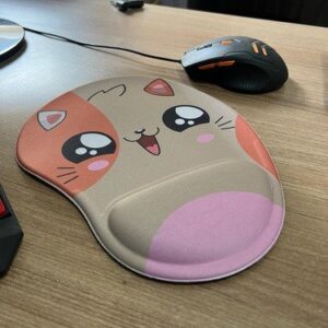 Mouse pad ergonômico Gatinho Kawaii sobre mesa de trabalho, com teclado e mouse ao lado