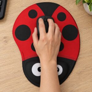 Mouse pad ergonômico Joaninha Kawaii em uso com mouse e pulso apoiado na almofada preta