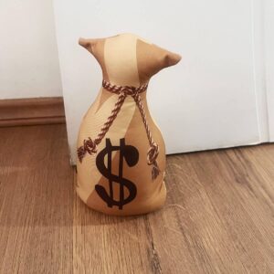 Peso de porta Saco de Dinheiro amarelo com estampa de cifrão, no chão junto à porta